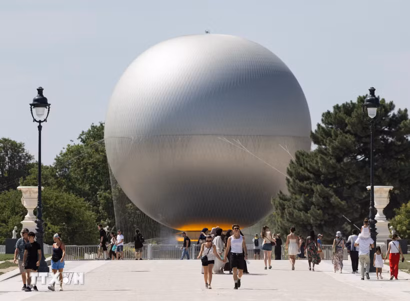Trời nắng nóng gay gắt tại Paris, Pháp. (Ảnh: THX/TTXVN)