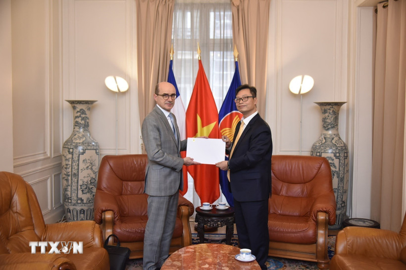 Đại sứ đặc mệnh toàn quyền Việt Nam tại Pháp Trịnh Đức Hải trao bản sao Quốc thư của Chủ tịch nước Lương Cường cho ông Mathieu Carmona, Phó Cục trưởng Cục Lễ tân, Bộ châu Âu và Ngoại giao Pháp. (Ảnh: TTXVN phát)