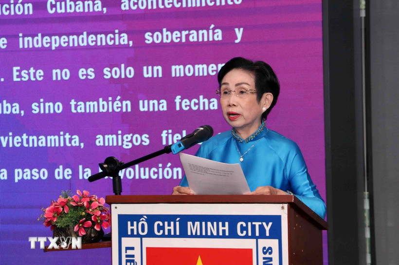 Bà Trương Thị Hiền, Chủ tịch Hội hữu nghị Việt Nam-Cuba Thành phố Hồ Chí Minh, phát biểu chúc mừng. (Ảnh: Xuân Khu/TTXVN)