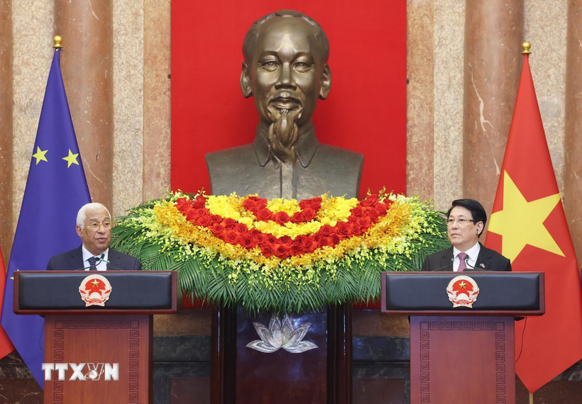 Chủ tịch nước Lương Cường và Chủ tịch Hội đồng châu Âu Antonio Costa thông báo về kết quả hội đàm. (Ảnh: Lâm Khánh/TTXVN)