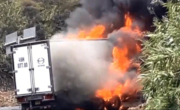 Hiện trường vụ cháy xe tải trên đèo Khánh Lê, tỉnh Khánh Hòa. (Ảnh cắt từ clip)