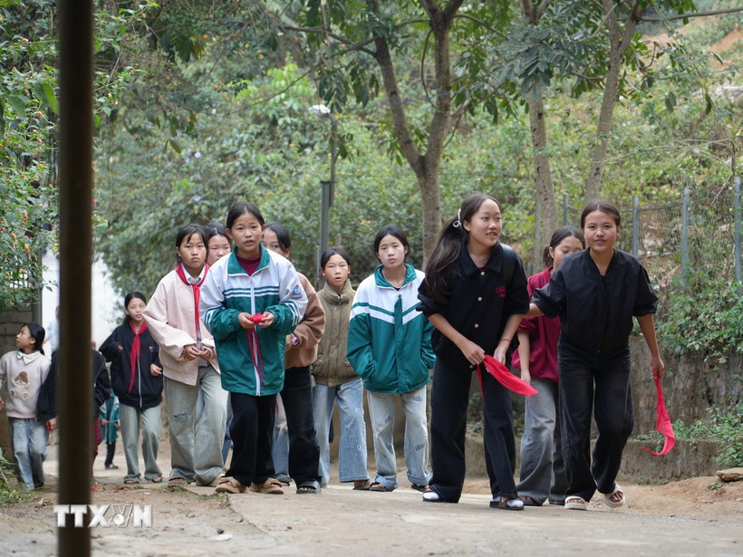 Học sinh Trường Phổ thông Dân tộc bán trú Trung học cơ sở Nậm Cắn, xã Nậm Cắn đến trường sau Tết. (Ảnh: Bích Huệ/TTXVN)