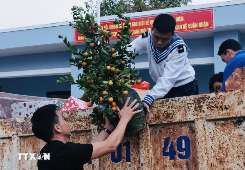 Những món quà Tết đầy ý nghĩa được chuyển đến nhân dân, các lực lượng trên đảo. (Ảnh minh họa: Trần Việt/TTXVN)