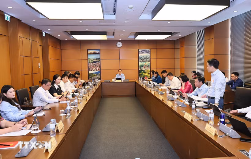 Đoàn đại biểu Quốc hội các tỉnh Ninh Bình và Sơn La thảo luận ở tổ. (Ảnh: Doãn Tấn/TTXVN)
