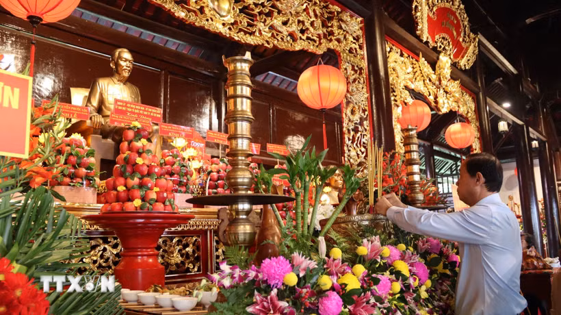 Ông Nguyễn Văn Thọ, Phó Chủ tịch Thường trực HĐND Thành phố Hồ Chí Minh, dâng hương tưởng niệm Chủ tịch Hồ Chí Minh và hương linh các Anh hùng liệt sỹ, đồng bào yêu nước. (Ảnh: Huỳnh Sơn/TTXVN)