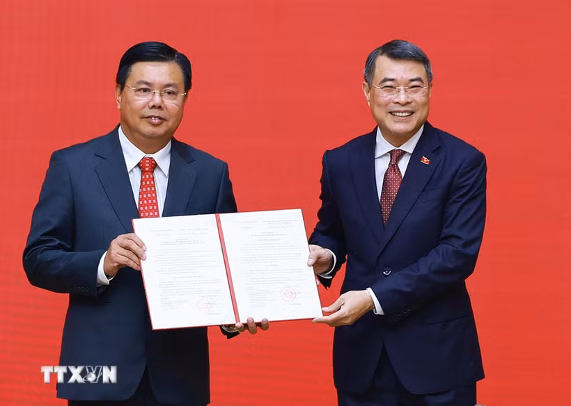 Thủ tướng Lê Minh Hưng trao Quyết định về việc điều động ông Nguyễn Tiến Hải, Ủy viên Trung ương Đảng, Bí thư Tỉnh ủy An Giang về công tác tại Bộ Nội vụ, giao Quyền Bộ trưởng Bộ Nội vụ. (Ảnh: Dương Giang/TTXVN)