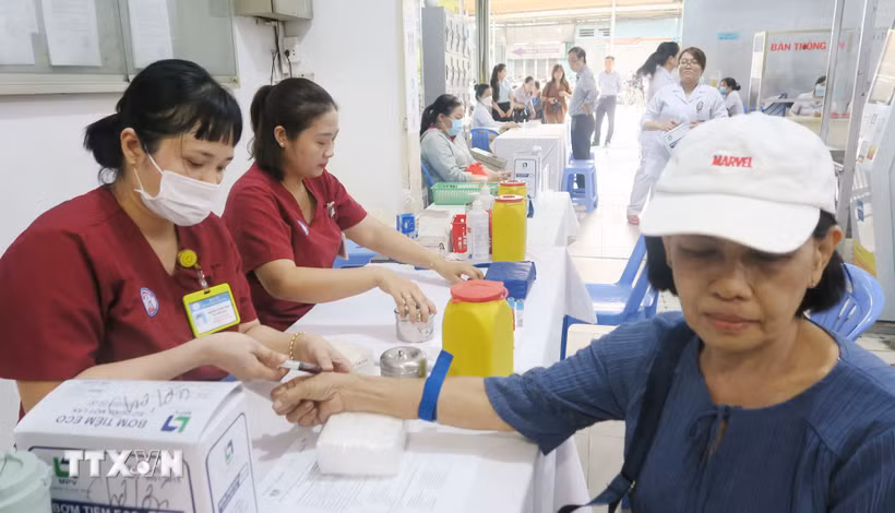 Khám sức khỏe miễn phí cho người dân tại Trạm Y tế phường Chợ Lớn. (Ảnh: Đinh Hằng/TTXVN)