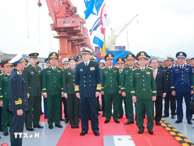 Đại tướng Phan Văn Giang và Thượng tướng Đổng Quân tham quan tàu Quang Trung của Hải quân nhân dân Việt Nam. (Ảnh: Trọng Đức/TTXVN)