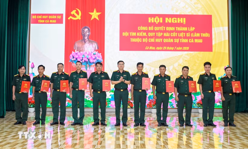 Đại tá Võ Thành Lê, Chính ủy Bộ Chỉ huy Quân sự tỉnh Cà Mau trao quyết định bổ nhiệm, Đội trưởng, Chính trị viên các chức danh. (Ảnh: Phú Quang/TTXVN)