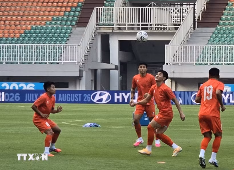 Đội tuyển Việt Nam tập luyện sẵn sàng cho cuộc đối đầu với Indonesia trên sân Pakansari tối 3/8. (Ảnh: Lê Minh Hưởng/TTXVN)