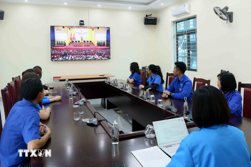 Đoàn viên thanh niên theo dõi phiên khai mạc Đại hội XIV của Đảng được truyền hình trực tiếp. (Ảnh: Quang Quyết/TTXVN)