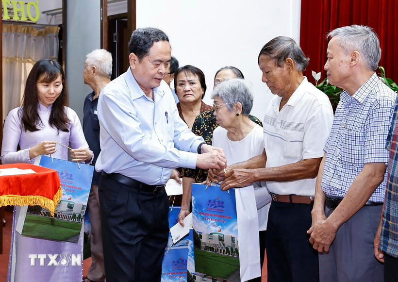 Chủ tịch Quốc hội Trần Thanh Mẫn tặng quà cho gia đình chính sách, lực lượng vũ trang nhân dân, hộ nghèo, cận nghèo, công nhân lao động trên địa bàn thành phố Cần Thơ. (Ảnh: Doãn Tấn/TTXVN)