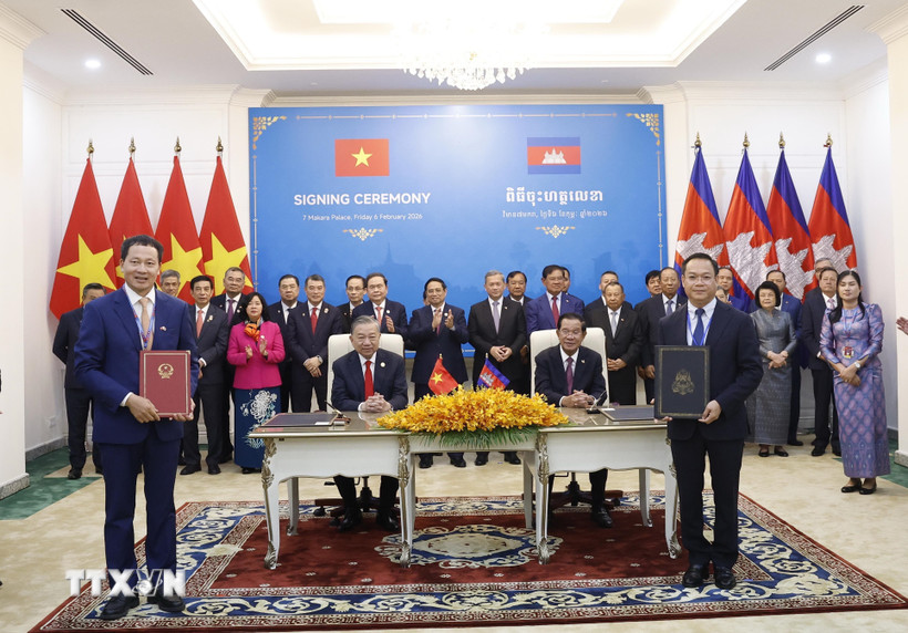 Ký kết Thỏa thuận hợp tác giữa Ủy ban Nhân dân tỉnh Đồng Nai và chính quyền tỉnh Tbong Khmum. (Ảnh: Thống Nhất/TTXVN)