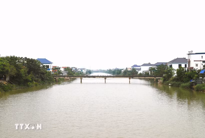 Cầu Hồng Phong được xây dựng từ năm 1985, bắc qua sông Vách Bắc (xã Đức Châu, Nghệ An). (Ảnh: Xuân Tiến/TTXVN)