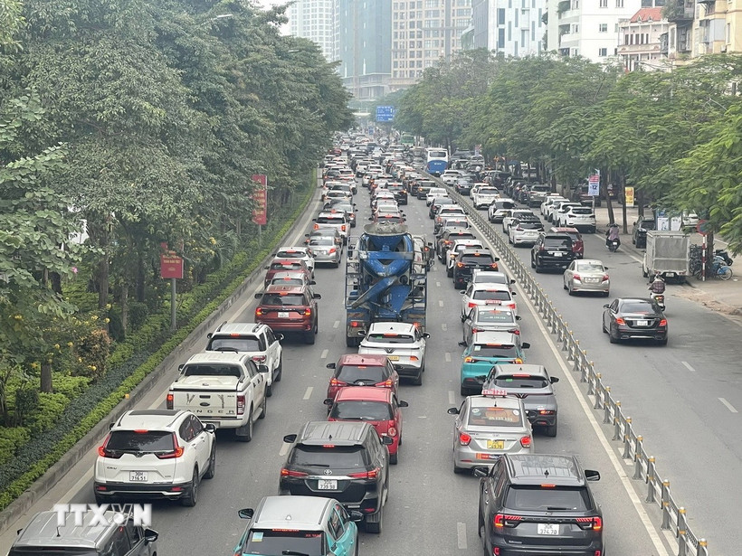 Hàng dài ôtô trên đường Võ Chí Công sáng 1/1/2026. (Ảnh: Hùng Mạnh/TTXVN)