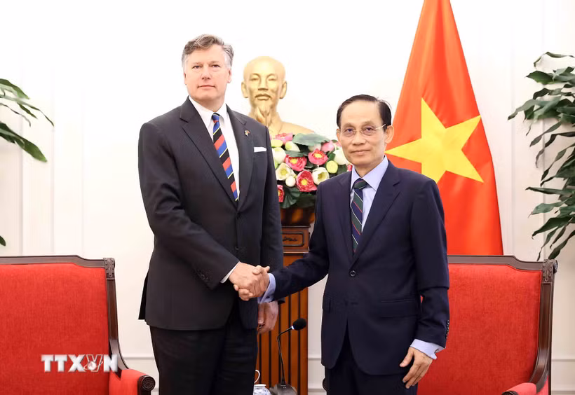 Bộ trưởng Bộ Ngoại giao Lê Hoài Trung tiếp Thứ trưởng Ngoại giao Hoa Kỳ Christopher Landau. (Ảnh: An Đăng/TTXVN)