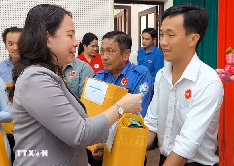 Phó Chủ tịch nước Võ Thị Ánh Xuân tặng quà cho công nhân lao động có hoàn cảnh khó khăn. (Ảnh: Huỳnh Phúc Hậu/TTXVN)