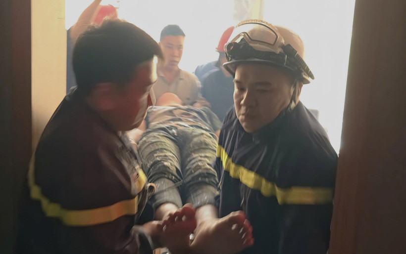 Cảnh sát kịp thời giải cứu nam thanh niên mắc kẹt trong thang máy. (Ảnh do công an cung cấp)