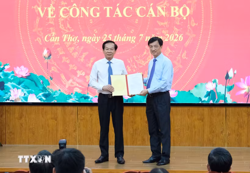 Trưởng Ban Tổ chức Trung ương Nguyễn Duy Ngọc trao Quyết định của Bộ Chính trị điều động, phân công, chỉ định đồng chí Đỗ Thanh Bình giữ chức Bí thư Thành ủy Cần Thơ nhiệm kỳ 2025- 2030. (Ảnh: Thanh Liêm/TTXVN)