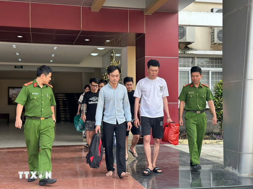 Các đối tượng bị di lý phục vụ điều tra. (Ảnh: TTXVN phát)