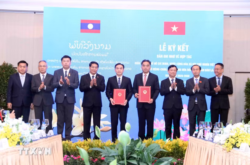 Ký Biên bản ghi nhớ về thỏa thuận hợp tác giữa Thành phố Hồ Chí Minh và thủ đô Vientiane (Lào) giai đoạn 2026-2030. (Ảnh: Xuân Khu/TTXVN)