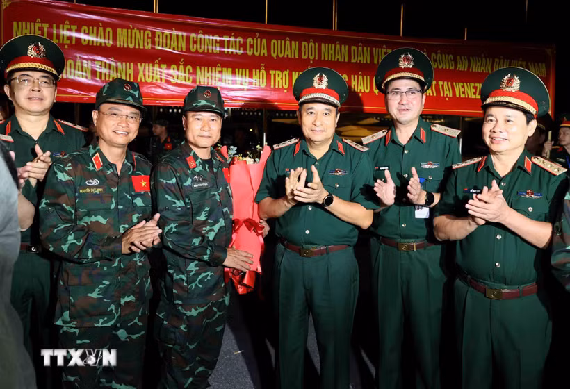 Thượng tướng Phùng Sĩ Tấn, Phó Tổng Tham mưu trưởng Quân đội nhân dân Việt Nam chúc mừng các thành viên trong đoàn trở về. (Ảnh: An Đăng/TTXVN)