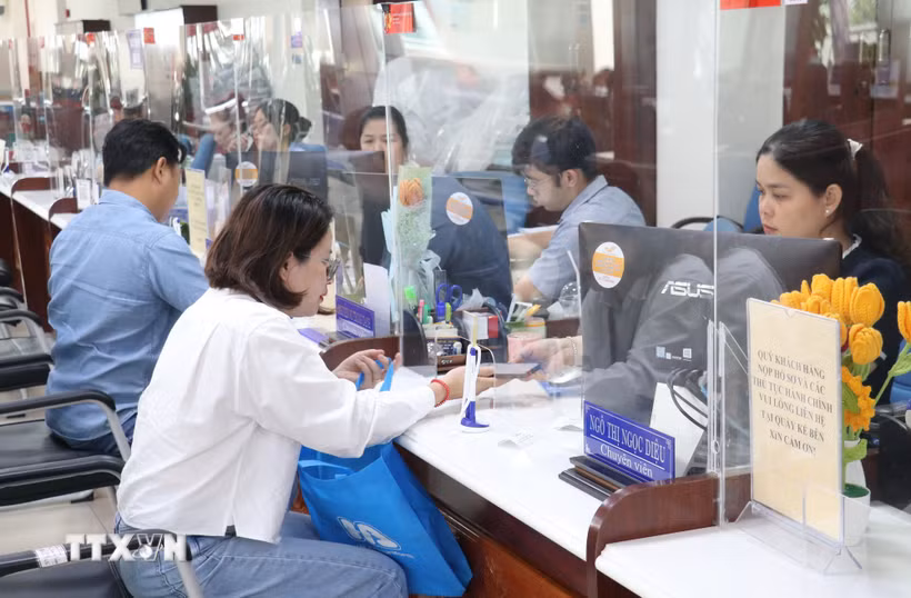 Người dân và doanh nghiệp đến nộp hồ sơ tại Trung tâm Phục vụ hành chính công tỉnh Tây Ninh. (Ảnh: Bùi Giang/TTXVN)