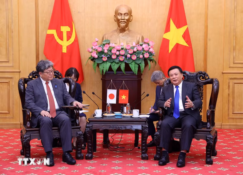 Giáo sư-Tiến sỹ Nguyễn Xuân Thắng, Chủ tịch Hội đồng Lý luận Trung ương tiếp ông Hagiuda Koichi, Quyền Tổng Thư ký Đảng Dân chủ Tự do Nhật Bản. (Ảnh: Văn Điệp/TTXVN)