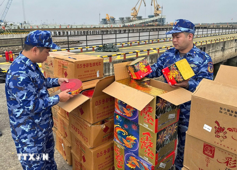 Lực lượng Cảnh sát biển tiến hành kiểm tra số hàng hóa bị bắt giữ. (Ảnh: TTXVN phát)