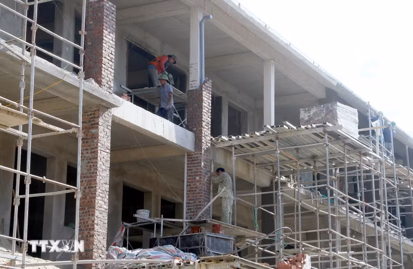 Để đảm bảo tiến độ, đơn vị thi công đã chủ động phương án tăng ca, tăng số lượng công nhân để hoàn thiện các hạng mục, bàn giao công trình đúng hẹn. (Ảnh: Văn Tý/TTXVN)