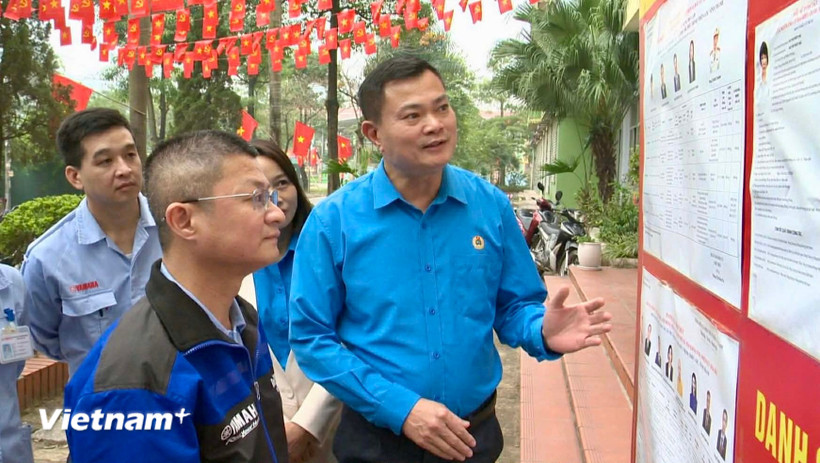 Cán bộ công đoàn và người lao động Thủ đô nghiên cứu tiểu sử của đại biểu Quốc hội khóa XVI và đại biểu Hội đồng Nhân dân các cấp nhiệm kỳ 2026-2031. (Ảnh: Minh Nghĩa/Vietnam+)