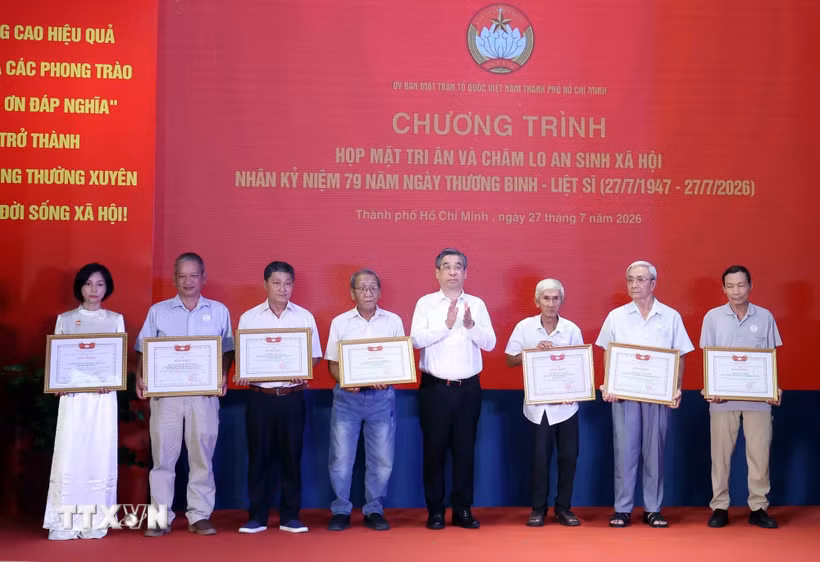 Ông Nguyễn Phước Lộc (thứ 4, từ phải sang), Phó Bí thư Thành ủy, Chủ tịch Ủy ban Mặt trận Tổ quốc Việt Nam Thành phố Hồ Chí Minh trao Giấy khen tôn vinh các tập thể, cá nhân có đóng góp trong “Chiến dịch 500 ngày đêm tìm kiếm, quy tập xác định danh tính hài cốt liệt sỹ” tại công viên Lê Thị Riêng. (Ảnh: Xuân Khu/TTXVN)