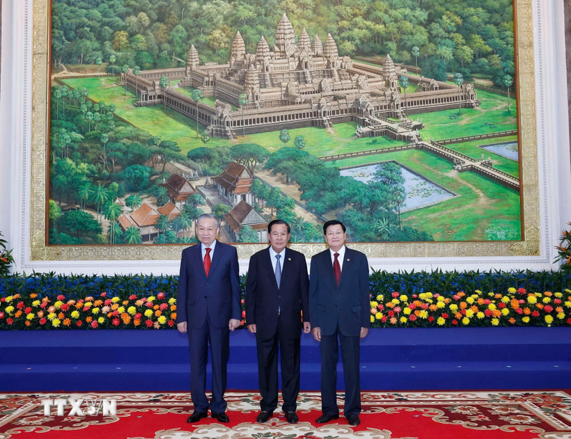 Tổng Bí thư Tô Lâm; Chủ tịch Đảng Nhân dân Campuchia Samdech Techo Hun Sen; Tổng Bí thư, Chủ tịch nước Lào Thongloun Sisoulith tại Cuộc gặp. (Ảnh: Thống Nhất/TTXVN)