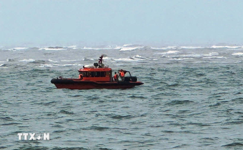 Tàu BP 07-07-04 của Hải đội Biên phòng 1 đang tìm kiếm ngư dân mất tích. (Ảnh: TTXVN phát)