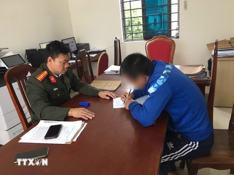 Công an xã Hợp Lý, tỉnh Phú Thọ làm việc với đối tượng chia sẻ thông tin xấu độc trên mạng xã hội về công tác nhân sự Đại hội đại biểu toàn quốc lần thứ XIV của Đảng. (Ảnh: TTXVN phát)