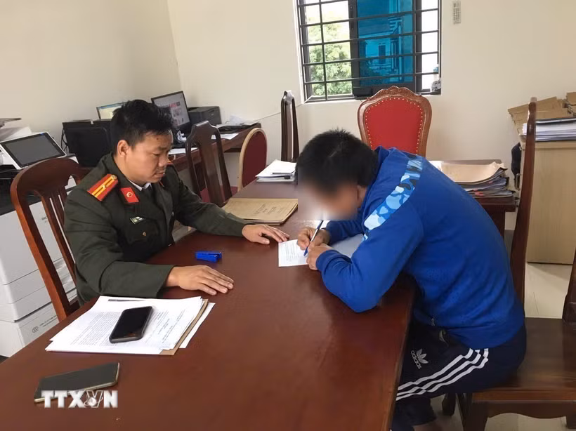 Công an xã Hợp Lý, tỉnh Phú Thọ làm việc với đối tượng chia sẻ thông tin xấu độc trên mạng xã hội về công tác nhân sự Đại hội đại biểu toàn quốc lần thứ XIV của Đảng. (Ảnh: TTXVN phát)