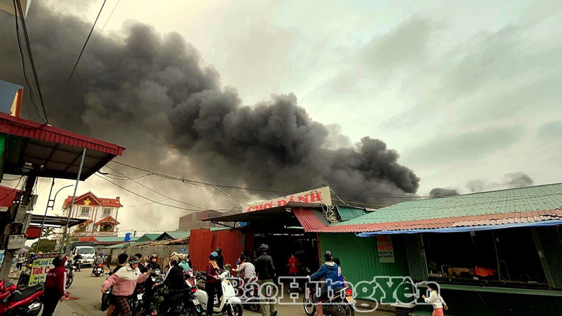 Đám cháy bùng phát tại các gian hàng bán tạp hóa chợ Dành. (Nguồn: Báo Hưng Yên)