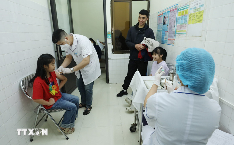 Cán bộ Trạm y tế phường Lương Văn Tri, tỉnh Lạng Sơn tiêm vaccine phòng, chống dịch sởi cho trẻ em. (Ảnh: Anh Tuấn/TTXVN)