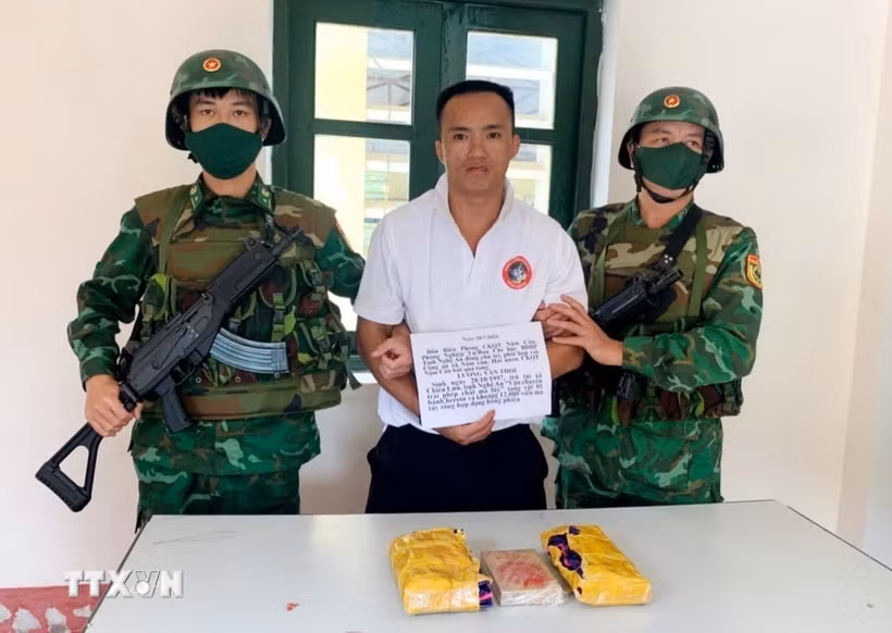 Đối tượng Lương Văn Thoi (sinh năm 1997), trú bản Tân Tiến, xã Chiêu Lưu, tỉnh Nghệ An tại cơ quan chức năng. (Ảnh: TTXVN phát)
