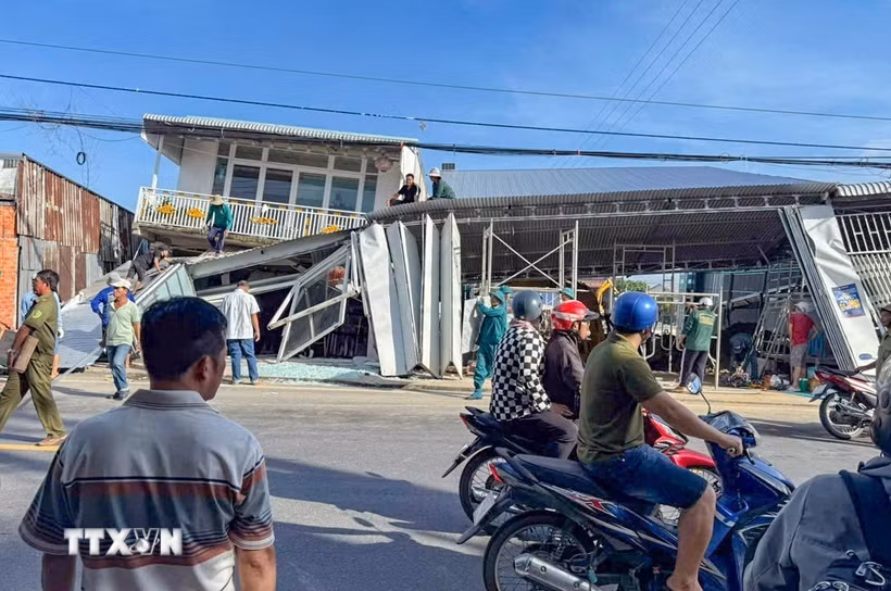 Vụ sạt lở bờ sông Cái Sắn làm ảnh hưởng 4 căn nhà, thiệt hại tài sản gần 2,5 tỷ đồng. (Ảnh: Thanh Liêm/TTXVN)