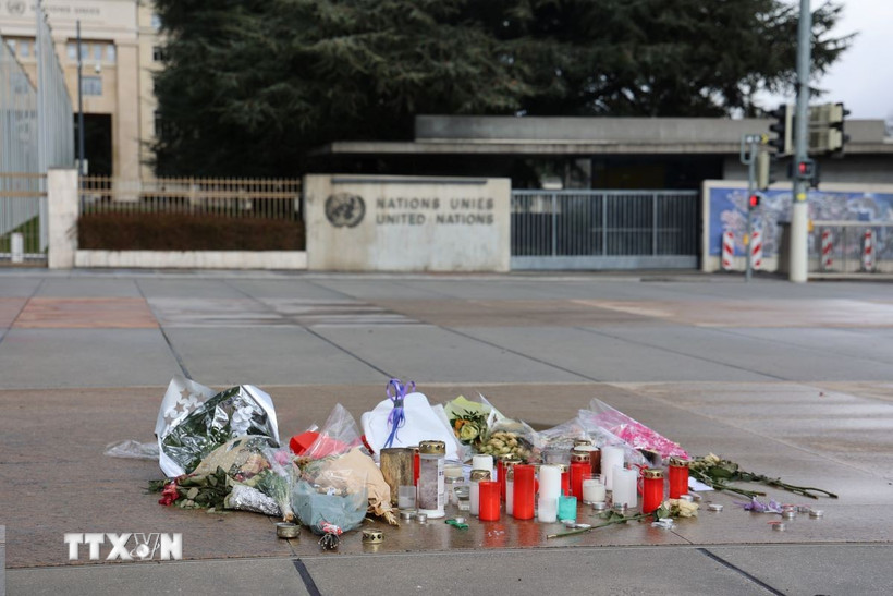 Người dân đặt nến và hoa tại một điểm tưởng niệm ngay trước trụ sở của Liên hợp quốc ở thành phố Geneva. (Ảnh: Anh Hiển/TTXVN)