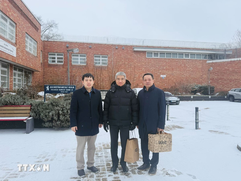 Đại sứ Nguyễn Đắc Thành thăm trại giam giữ thanh thiếu niên tại Berlin. (Ảnh: Thu Hằng/TTXVN)