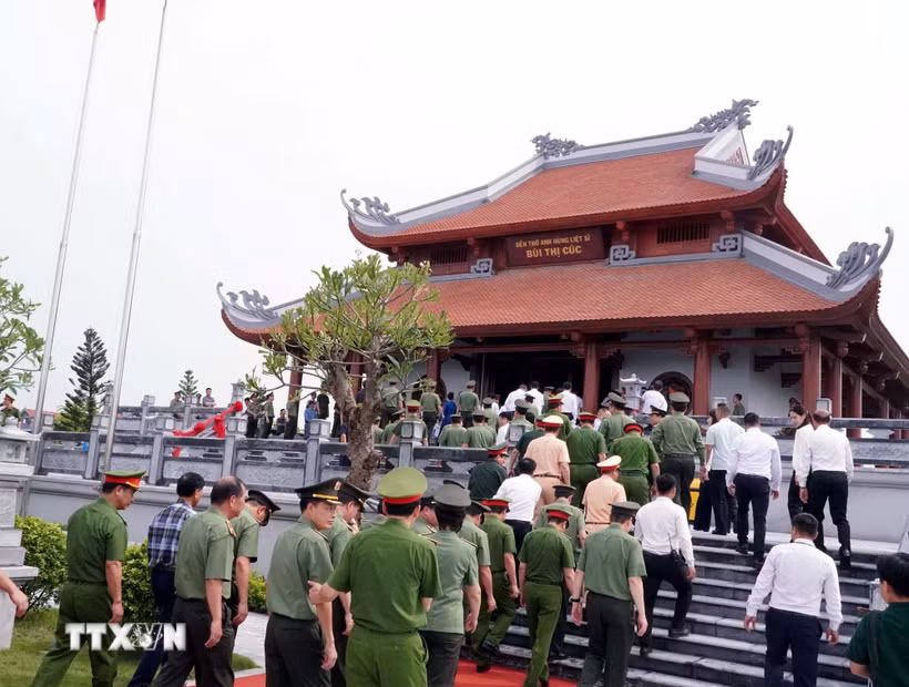 Các đại biểu tham quan tại Đền thờ anh hùng liệt sỹ Công an nhân dân Bùi Thị Cúc. (Ảnh: Đinh Văn Nhiều/TTXVN)
