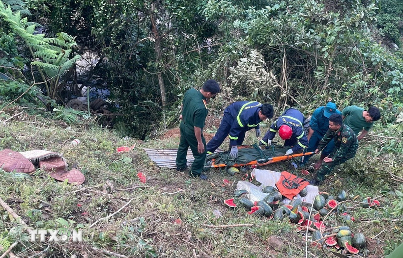 Lực lượng chức năng thực hiện công tác cứu hộ các nạn nhân. (Ảnh: TTXVN phát)