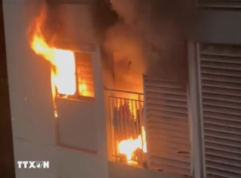 Căn hộ ở phường Long Trường xảy ra cháy khiến ba mẹ con bị thương nặng, sáng 24/1. (Ảnh: TTXVN phát)