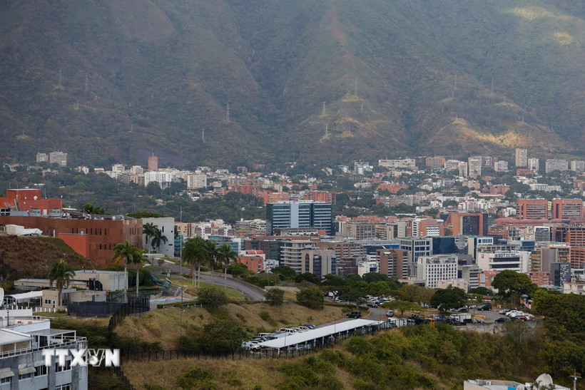 Tòa nhà Đại sứ quán Mỹ (trái) ở Caracas, Venezuela. (Ảnh: THX/TTXVN)