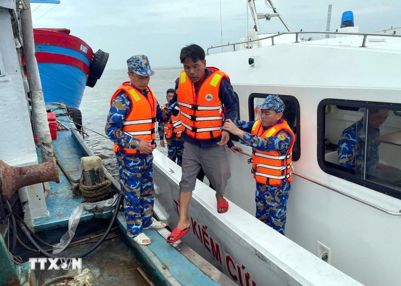Hải đội Biên phòng 2, Bộ đội Biên phòng tỉnh Ninh Bình kịp thời cứu 2 ngư dân gặp nạn trên biển. (Ảnh: TTXVN phát)