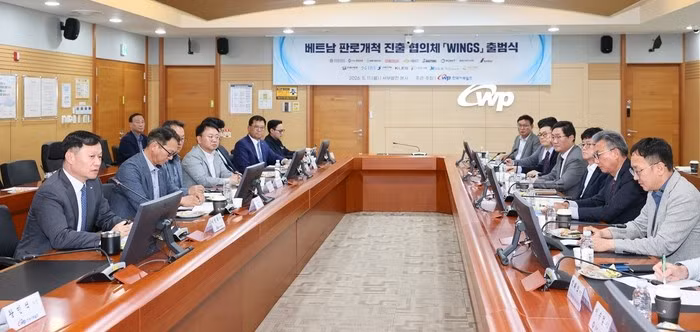 Chủ tịch West Power Lee Jung-bok (người ngoài cùng bên trái) phát biểu tại lễ ra mắt ‘Vietnam Wings.’ (Nguồn: Korea Western Power)