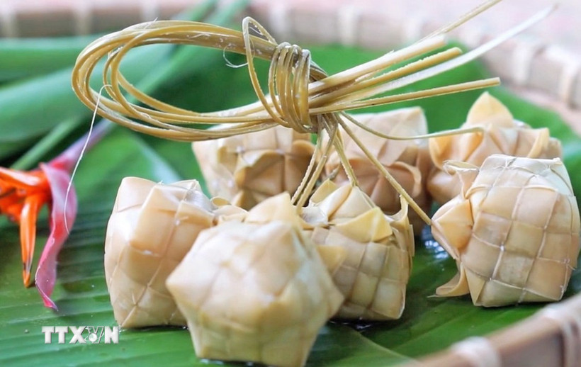 Trước đây, bánh Kà tum được làm chỉ để phục vụ trong các ngày lễ lớn của đồng bào dân tộc Khmer, như: Tết Chôl Chnăm Thmây, lễ Sene Dolta… Ngày nay, nhu cầu đối với bánh Kà tum tăng cao, trở thành món quà đặc sản của địa phương với mức giá bình dân (6.000 đồng/chiếc). (Ảnh: Công Mạo/TTXVN)