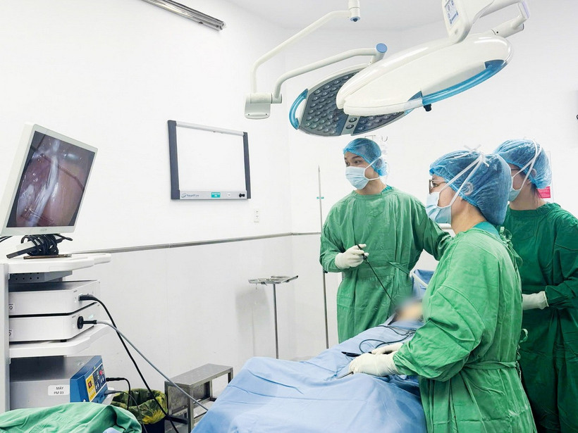 Các bác sỹ phẫu thuật cho bệnh nhân.